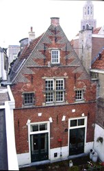 <p>Achtergevel van Melkmarkt 14 in Zwolle, gebouwd in 1653. De hoofdvorm van deze gevel vertoont veel overeenkomsten met de achtergevel van Thorbeckegracht 12. De voorgevel van Melkmarkt 14 is vormgegeven als een vroege classicistische pilastergevel. </p>
